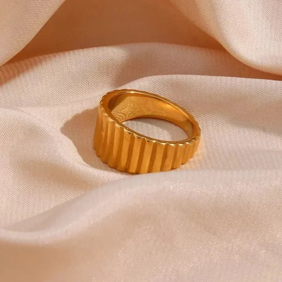 Vertical stripes ring