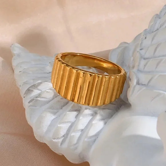 Vertical stripes ring